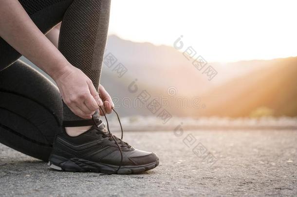 运动赛跑者女人系蕾丝在之前训练.马拉松赛跑.