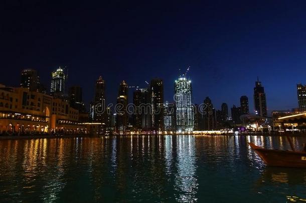 迪拜在商业区夜地点风景,著名的位向访问,UnitedArabEmirates阿拉伯联合酋长国