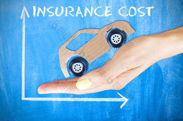 汽车保险价钱演变观念向蓝色黑板和汽车