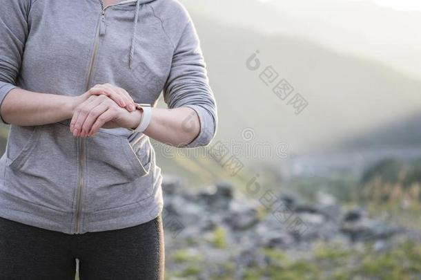 注视为有关运动的和智能手表.慢跑训练为马拉松赛跑.