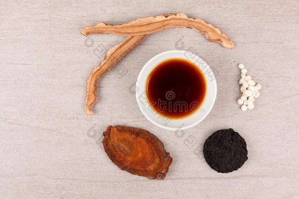 传统的中国人医学茶水.