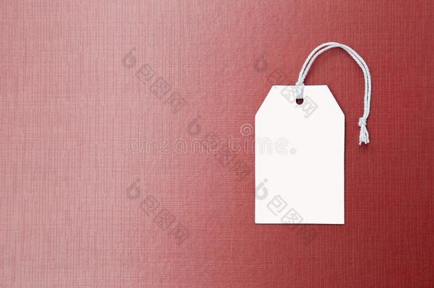 空白的白色的纸价格加标签于向红色的质地背景