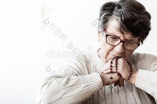 包罗万象的祖母采用忧郁pray采用g向上帝和红色的re-onlystoragedressregister只读存储器地址寄存器