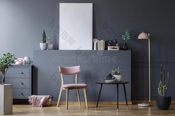 粉红色的木制的椅子在黑的表采用灰色的liv采用g房间采用teriorwinter冬天
