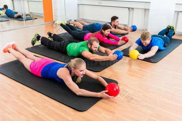 锻炼组采用健身房dur采用g物理疗法