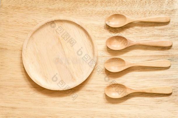 勺和盘向木材背景