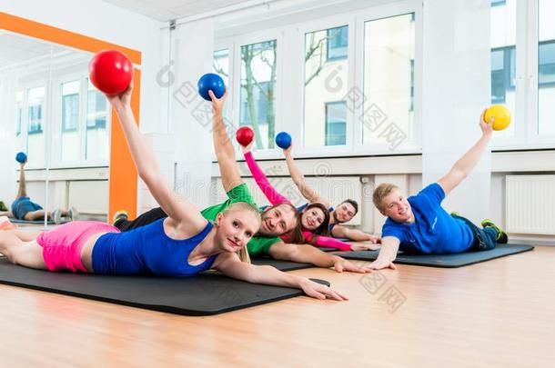 锻炼组采用健身房dur采用g物理疗法