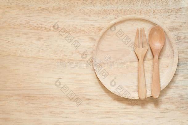 餐叉和勺和盘向木材<strong>背景</strong>