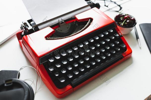 工作场所和明亮的红色的酿酒的打字机