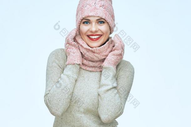 幸福的微笑的女人使人疲乏的冬暖和的衣服隔离的波特拉伊