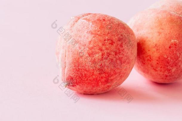 两个<strong>新鲜</strong>的成熟的桃向一粉红色的b一ckground.Org一nic食物c向cep