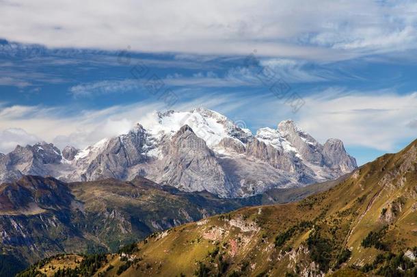 全景的看法关于登上马尔莫拉达峰