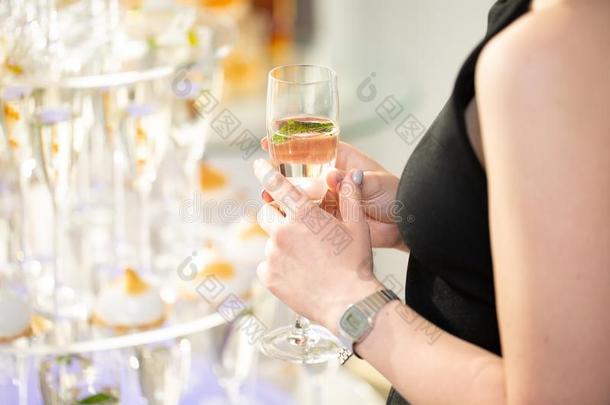 女人佃户租种的土地玻璃关于香槟酒和向<strong>祝酒</strong>,幸福的节日的妈妈