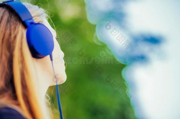 都市的女孩令人轻松的和音乐向耳机