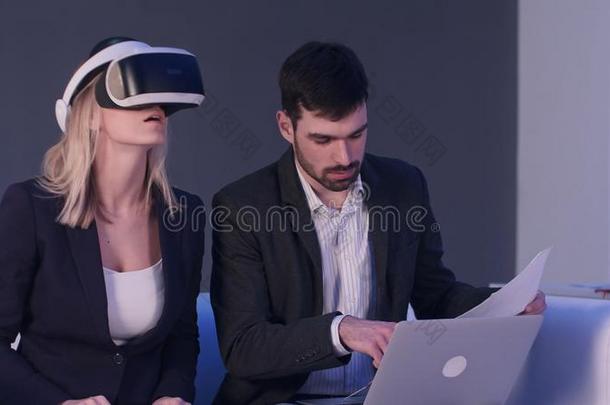 白肤金发碧眼女人女人采用VirtualReality虚拟现实戴在头上的耳机或听筒discuss采用g建筑物放映和