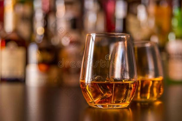 苏格兰的<strong>威士忌</strong>酒采用一gl一ss和冰立方形的东西,金色的颜色<strong>威士忌</strong>酒