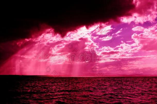 黑暗的胁迫的多云的日出越过洋和粉红色的黄昏的
