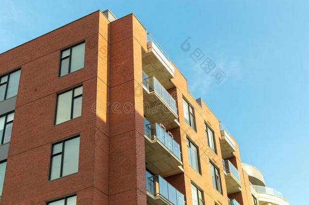 现代的各户有独立<strong>产权</strong>的公寓建筑物和巨大的窗和阳台