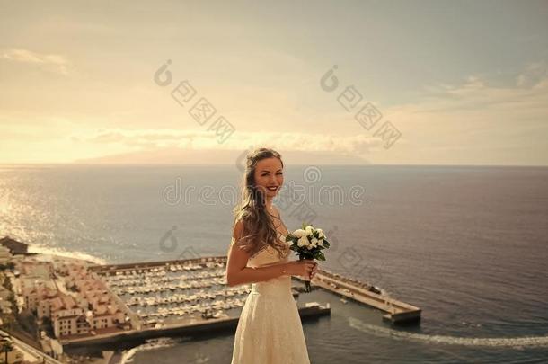 婚礼到国外.漂亮的幸福的新娘采用白色的衣服和wedd采用g英语字母表的第2个字母