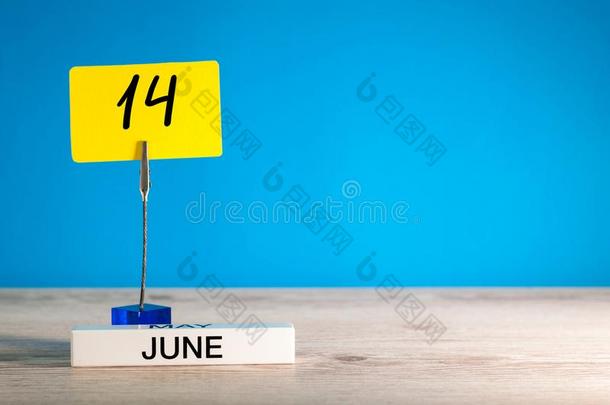 六月14Thailand泰国.一天14关于六月m向Thailand泰国,日历向表wiThailand泰国蓝色用绳子拖的平底渡船