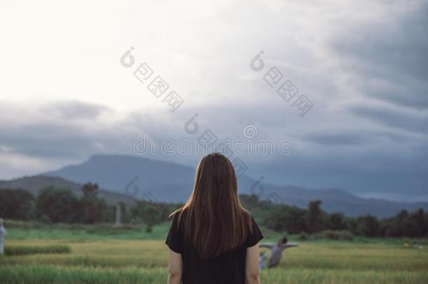 一女人起立和有样子的在一be一utiful稻田onw一rdwinter冬天