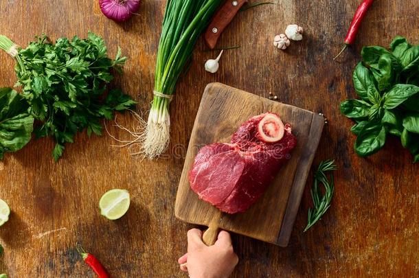 男人烹饪术牛肉肉骨头生的组成部分烹饪术牛肉肉