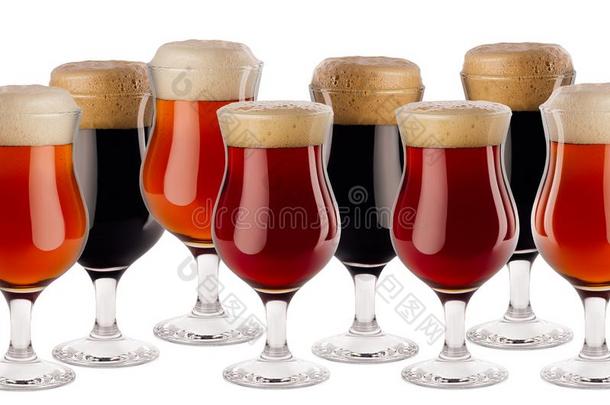 装饰的边关于不同的啤酒采用高脚酒杯和起泡沫-贮藏啤酒,
