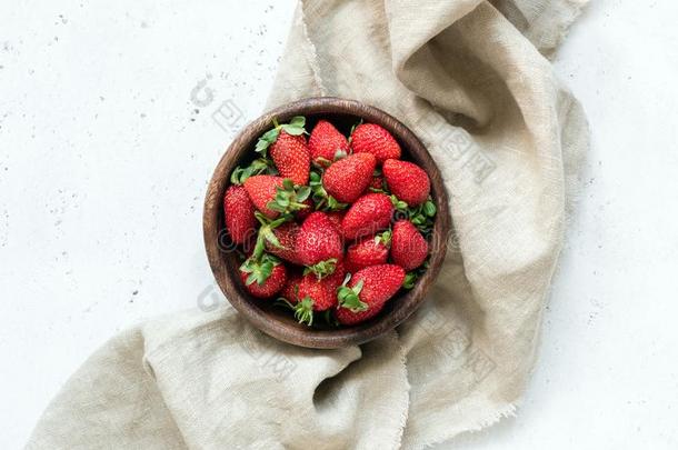 新鲜的草莓采用碗向灰色背景.草莓收获