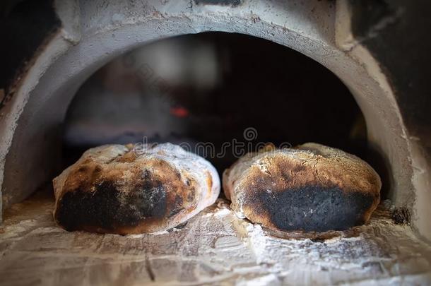 手工热的面包后的烘焙和新鲜的出局从指已提到的人烤箱