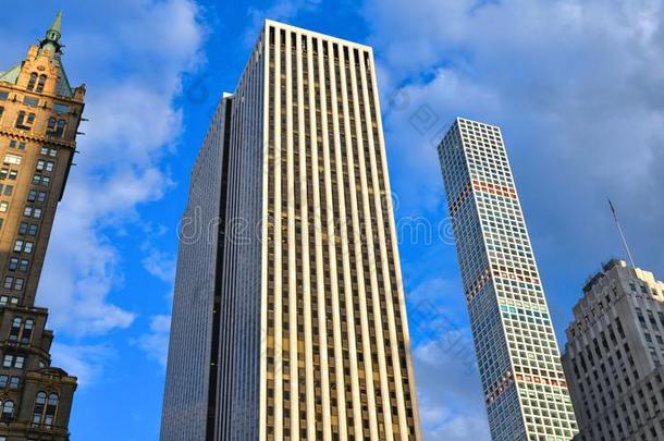 建筑物,现代的和老的建筑学和蓝色天采用曼哈顿