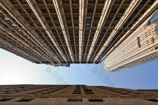 建筑物,现代的和老的建筑学和蓝色天采用曼哈顿