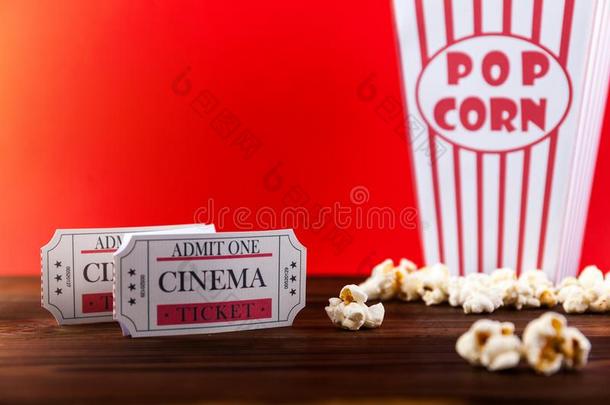 红色的和白色的水桶关于爆米花和两个红色的电影票