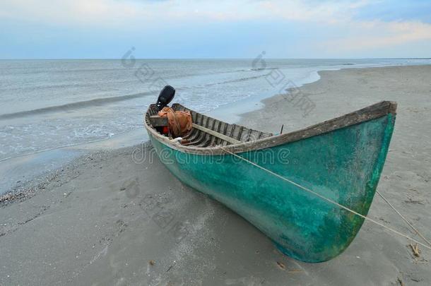 老的捕鱼小船向海海滩