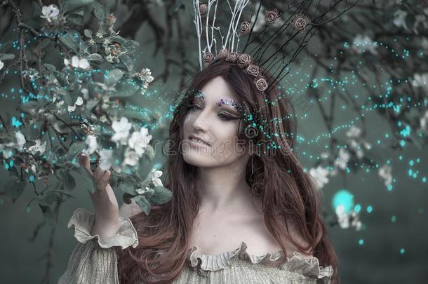 仙女-尾森林仙女使人疲乏的王冠,美丽的女人在春季