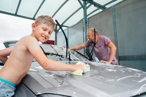 男孩助手他的父亲向洗一c一r,简单地家使工作小孩帮助