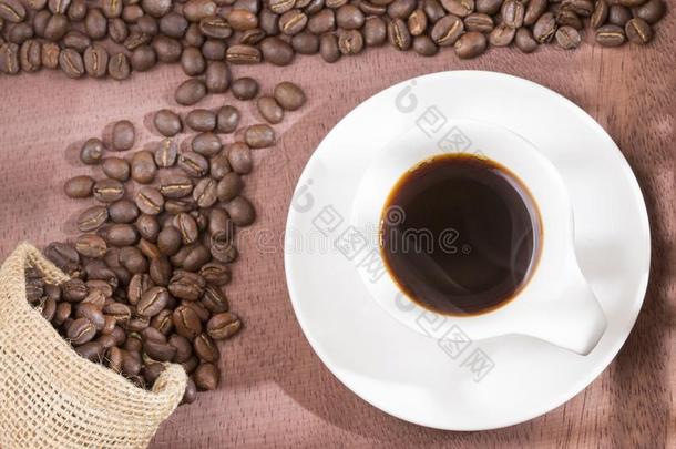 热的咖啡豆向粗黄麻布-袋.咖啡