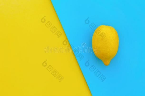 黄色的柠檬向明亮的<strong>蓝色纸</strong>,时髦的平的放置.成果现代的