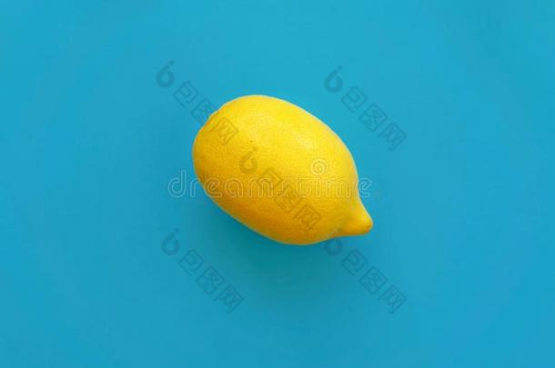 明亮的黄色的柠檬向<strong>蓝色纸</strong>平的放置.时髦的时髦的后面
