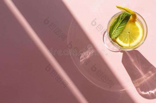 鸡尾酒喝向时髦的粉红色的纸背景采用太阳光.荧光标记抗体