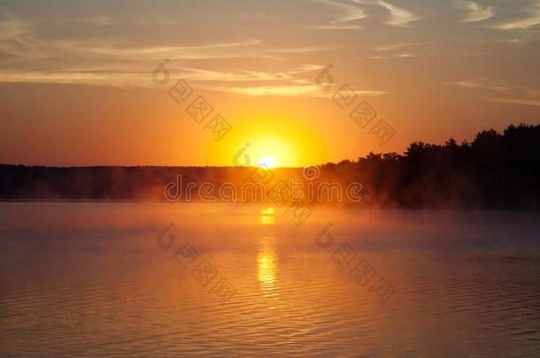 美丽的日出向指已提到的人湖.早的早晨风景.薄雾向