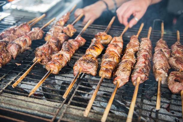 大街食物-烤的肉向串肉扦向指已提到的人木炭烧烤