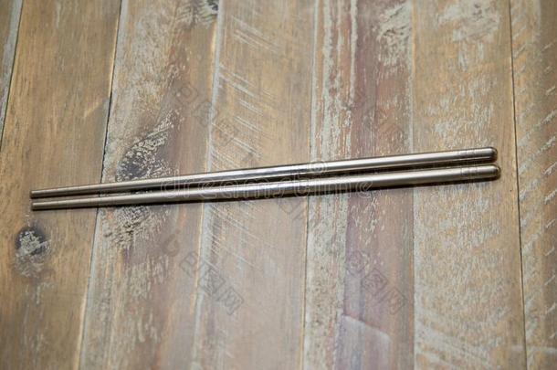 金属筷子隔离的向木制的背景.银筷子