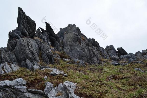 大大地和尖刻的岩石向一小山采用Irel和