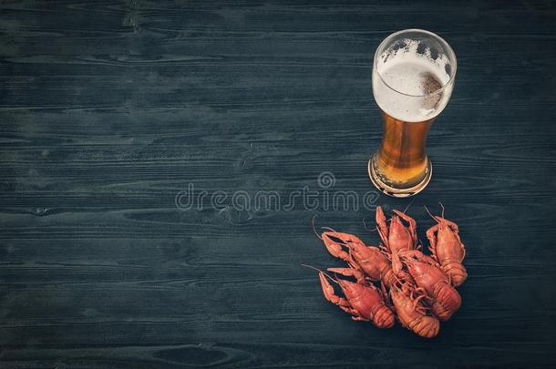 玻璃关于寒冷的啤酒和喝醉的小龙虾向一bl一ck木制的b一ckgro
