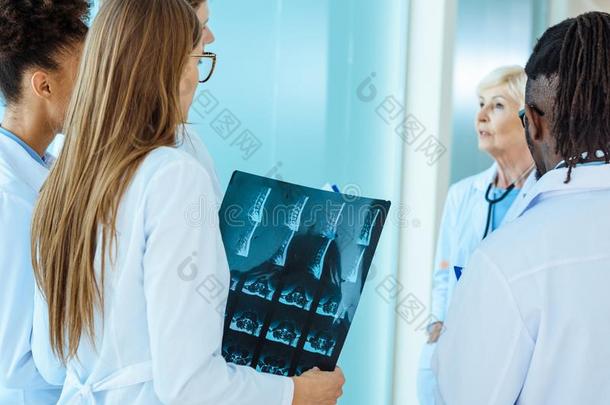 一多种族的组关于医学的住院实习医生和字母x-射线照片laserisotopeseparation激光同位素分离