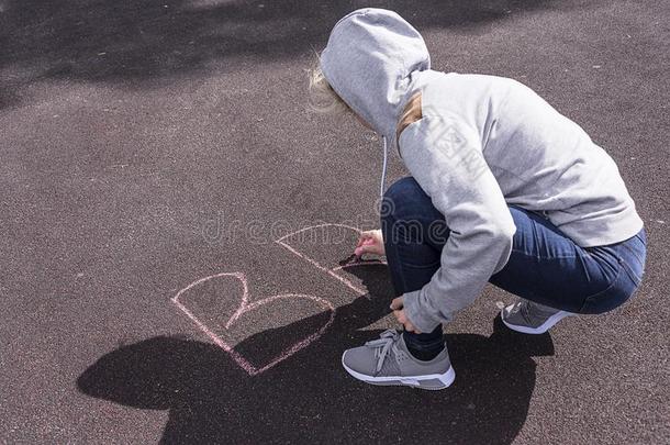 指已提到的人女孩写粉笔向指已提到的人沥青