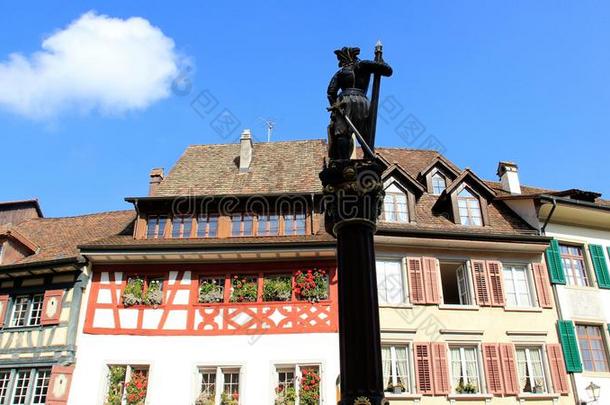 传统的老的房屋和雕像采用瑞士