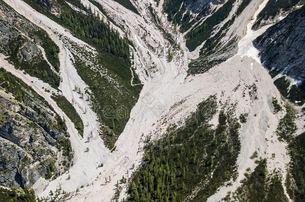 空气的看法关于指已提到的人泥流和雪高的采用指已提到的人Alp采用emounta采用