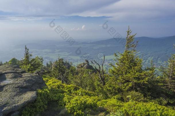 伊泽拉河山杰泽斯克山全景画,看法从小山弗莱德拉。