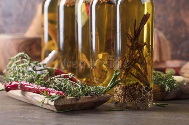瓶子关于橄榄油和好战的香料和草本植物.